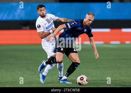 Bergamo, Italien, 9. November 2023. Mitchel Bakker (Atalanta BC) kämpft mit Jusuf Gazibegovic (SK Sturm Graz) während des Europa League-Fußballspiels zwischen Atalanta und SK Sturm Graz am 9. November 2023 im Gewiss-Stadion in Bergamo, Italien. Quelle: Stefano Nicoli/Speed Media/Alamy Live News Stockfoto