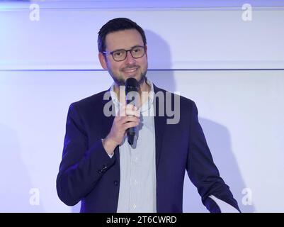 Moderator Christopher Scheffelmeier Charity Talk Unterhaltung am Meer, UNICEF Timmendorfer Strand *** Moderator Christopher Scheffelmeier Charity Talk Unterhaltung am Meer, UNICEF Timmendorfer Strand Credit: Imago/Alamy Live News Stockfoto