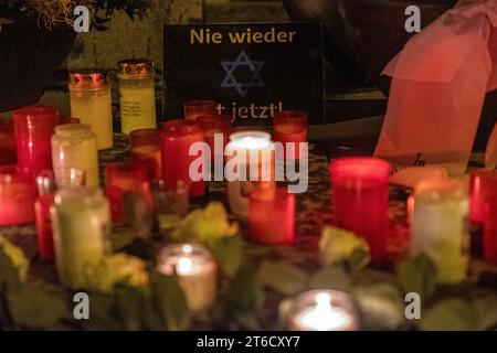 09.11.2023, Gedenkkundgebung Reichspogromnacht, Bielefeld: Anlässlich des 85. Jahrestage der Reichsporgromnacht liefen, wie jedes Jahr, mehrer Hundert Menschen in Gedenken an getötete und deportierte Jüdinnen und Juden durch die Straßen Bielefelds bis zur ehemaligen Synagoge. Nordrhein-Westfalen Deutschland Gedenkkundgebung Reichspogromnacht Bielefeld 2023-03 *** 09 11 2023, Gedenkkundgebung Reichspogromnacht, Bielefeld anlässlich des 85-jährigen Jubiläums der Reichsporgromnacht gingen wie jedes Jahr in mir mehrere hundert Menschen durch die Straßen Bielefelds zur ehemaligen Synagoge Stockfoto