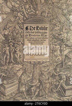 Titelseite der L&#xfc;Back Bibel, 1533-1534. Biblische Szenen, darunter Adam und Eva mit der Schlange, Christus am Kreuz und Aufstehen aus dem Grab und Gott gibt Moses die zehn Gebote. Dies war die erste niederdeutsche Bibel, auch Bugenhagen-Bibel genannt, übersetzt von Johannes Bugenhagen, mit Holzschnitten von Erhard Altdorffer. (Deutscher Text: De Biblie uth der uthlegginge Doctoris Martini Luthers yn dyth d&#xfc;desche ulitich uthgesettet: mit sundergen underrichtingen alte men seen mach). Stockfoto