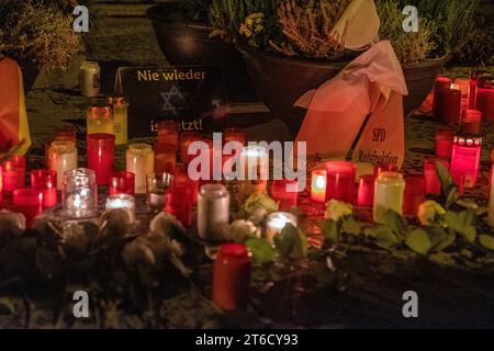 09.11.2023, Gedenkkundgebung Reichspogromnacht, Bielefeld: Anlässlich des 85. Jahrestage der Reichsporgromnacht liefen, wie jedes Jahr, mehrer Hundert Menschen in Gedenken an getötete und deportierte Jüdinnen und Juden durch die Straßen Bielefelds bis zur ehemaligen Synagoge. Nordrhein-Westfalen Deutschland Gedenkkundgebung Reichspogromnacht Bielefeld 2023-06 *** 09 11 2023, Gedenkkundgebung Reichspogromnacht, Bielefeld anlässlich des 85-jährigen Jubiläums der Reichsporgromnacht gingen wie jedes Jahr in mir mehrere hundert Menschen durch die Straßen Bielefelds zur ehemaligen Synagoge Stockfoto