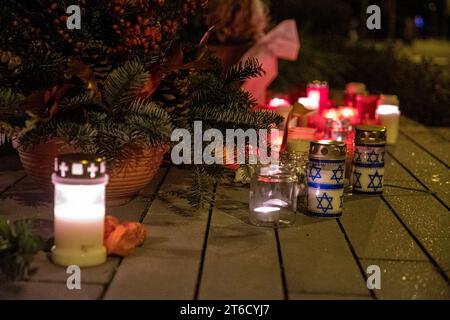 09.11.2023, Gedenkkundgebung Reichspogromnacht, Bielefeld: Anlässlich des 85. Jahrestage der Reichsporgromnacht liefen, wie jedes Jahr, mehrer Hundert Menschen in Gedenken an getötete und deportierte Jüdinnen und Juden durch die Straßen Bielefelds bis zur ehemaligen Synagoge. Nordrhein-Westfalen Deutschland Gedenkkundgebung Reichspogromnacht Bielefeld 2023-11 *** 09 11 2023, Gedenkkundgebung Reichspogromnacht, Bielefeld anlässlich des 85-jährigen Jubiläums der Reichsporgromnacht gingen wie jedes Jahr in mir mehrere hundert Menschen durch die Straßen Bielefelds zur ehemaligen Synagoge Stockfoto