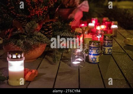 09.11.2023, Gedenkkundgebung Reichspogromnacht, Bielefeld: Anlässlich des 85. Jahrestage der Reichsporgromnacht liefen, wie jedes Jahr, mehrer Hundert Menschen in Gedenken an getötete und deportierte Jüdinnen und Juden durch die Straßen Bielefelds bis zur ehemaligen Synagoge. Nordrhein-Westfalen Deutschland Gedenkkundgebung Reichspogromnacht Bielefeld 2023-12 *** 09 11 2023, Gedenkkundgebung Reichspogromnacht, Bielefeld zum 85. Jahrestag der Reichsporgromnacht, wie jedes Jahr, spazierten mehrere hundert Menschen durch die Straßen Bielefelds zur ehemaligen Synagoge in Erinnerung an die Juden, die wir haben Stockfoto