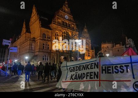 09.11.2023, Gedenkkundgebung Reichspogromnacht, Bielefeld: Anlässlich des 85. Jahrestage der Reichsporgromnacht liefen, wie jedes Jahr, mehrer Hundert Menschen in Gedenken an getötete und deportierte Jüdinnen und Juden durch die Straßen Bielefelds bis zur ehemaligen Synagoge. Nordrhein-Westfalen Deutschland Gedenkkundgebung Reichspogromnacht Bielefeld 2023-19 *** 09 11 2023, Gedenkkundgebung Reichspogromnacht, Bielefeld zum 85. Jahrestag der Reichsporgromnacht, wie jedes Jahr, spazierten mehrere hundert Menschen durch die Straßen Bielefelds zur ehemaligen Synagoge in Erinnerung an die Juden, die wir haben Stockfoto