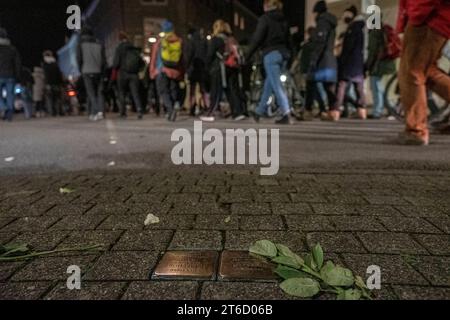 09.11.2023, Gedenkkundgebung Reichspogromnacht, Bielefeld: Anlässlich des 85. Jahrestage der Reichsporgromnacht liefen, wie jedes Jahr, mehrer Hundert Menschen in Gedenken an getötete und deportierte Jüdinnen und Juden durch die Straßen Bielefelds bis zur ehemaligen Synagoge. Nordrhein-Westfalen Deutschland Gedenkkundgebung Reichspogromnacht Bielefeld 2023-21 *** 09 11 2023, Gedenkkundgebung Reichspogromnacht, Bielefeld zum 85. Jahrestag der Reichsporgromnacht, wie jedes Jahr, spazierten mehrere hundert Menschen durch die Straßen Bielefelds zur ehemaligen Synagoge in Erinnerung an die Juden, die wir haben Stockfoto