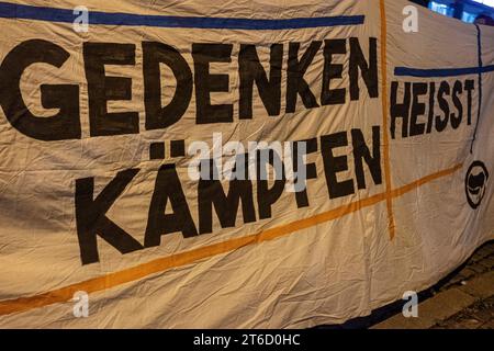 09.11.2023, Gedenkkundgebung Reichspogromnacht, Bielefeld: Anlässlich des 85. Jahrestage der Reichsporgromnacht liefen, wie jedes Jahr, mehrer Hundert Menschen in Gedenken an getötete und deportierte Jüdinnen und Juden durch die Straßen Bielefelds bis zur ehemaligen Synagoge. Nordrhein-Westfalen Deutschland Gedenkkundgebung Reichspogromnacht Bielefeld 2023-26 *** 09 11 2023, Gedenkkundgebung Reichspogromnacht, Bielefeld zum 85. Jahrestag der Reichsporgromnacht, wie jedes Jahr, spazierten mehrere hundert Menschen durch die Straßen Bielefelds zur ehemaligen Synagoge in Erinnerung an die Juden, die wir haben Stockfoto