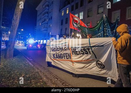 09.11.2023, Gedenkkundgebung Reichspogromnacht, Bielefeld: Anlässlich des 85. Jahrestage der Reichsporgromnacht liefen, wie jedes Jahr, mehrer Hundert Menschen in Gedenken an getötete und deportierte Jüdinnen und Juden durch die Straßen Bielefelds bis zur ehemaligen Synagoge. Nordrhein-Westfalen Deutschland Gedenkkundgebung Reichspogromnacht Bielefeld 2023-25 *** 09 11 2023, Gedenkkundgebung Reichspogromnacht, Bielefeld zum 85. Jahrestag der Reichsporgromnacht, wie jedes Jahr, spazierten mehrere hundert Menschen durch die Straßen Bielefelds zur ehemaligen Synagoge in Erinnerung an die Juden, die wir haben Stockfoto