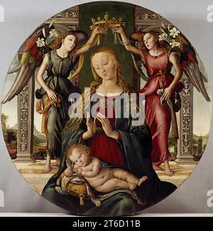 Madonna und Kind mit zwei Engeln, c1500. Dieses &#x201c;Tondo&#x201d; (kreisförmiges Bild) zeigt zwei lilientragende Engel, die auf die Madonna zuschreiten und sie zur Himmelskönigin krönen. Die Madonna hebt ihre Hände in Anbetung des Jesuskindes. Das Kind lehnt sich auf einem gestickten Kissen in ihrem Schoß und hebt seine rechte Hand in einer segensreichen Geste. Die gemischten Tier-, Mensch- und Pflanzenformen, die die Architektur hinter den Figuren schmücken, werden als „Grotesken“ (&#x201c;Grotteschi&#x201d; auf Italienisch) bezeichnet. Sie wurden von den ähnlichen Wanddekorationen inspiriert, die in den 1490er Jahren in der Gr Stockfoto