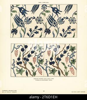 Platte aus Keramikfliesen mit Tulpen und Blumen in der Esrefzade-Moschee in Iznik, Bursa, hergestellt in Iznik, Türkei, um 1610. Mosquee dEchref Pacha Zade a Isnik. Wandgemälde Panneau de revetement. Isnik (Vers 1610). Pochoir (Schablone) handkolorierte Lithografie von Alexandre Raymonds Faience Decorative de la Vieille Turquie, Dekorative Keramik aus der antiken Türkei, Editions Albert Morance, Paris, 1927. Stockfoto