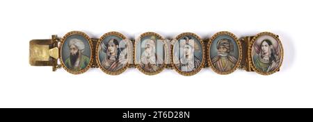 Armband mit Porträt-Miniaturen, 1860-1870. Die sechs Porträts zeigen verehrte Mogulherren und ihre königlichen Ehefrauen. Das dritte Oval von links ist beispielsweise ein Porträt des letzten Mogulkaisers Bahadur Shah Zafar (R. 1837–57, d. 1862). Bahadur war ein erfahrener Kalligraf und versiert in der Geschichte der Kunst, Architektur, Gartengestaltung und Poesie. Das vierte Oval ist ein Porträt von Arjumand Banu Begam, besser bekannt als Mumtaz Mahal (Auserwählter des Palastes), der geliebten Ehefrau von Shah Jahan (R. 1628–58). Sie starb nach der Geburt ihres 14. Kindes im Jahr 1631. Shah Jahan hat eine tolle Mauso gebaut Stockfoto