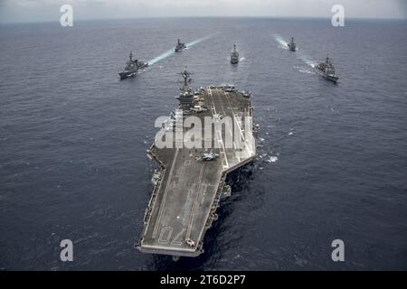 USS Carl Vinson führt die JS Ashigara, JS Samidare, USS Michael Murphy, USS Wayne E. Meyer und USS Lake Champlain (34285147056) an. Stockfoto