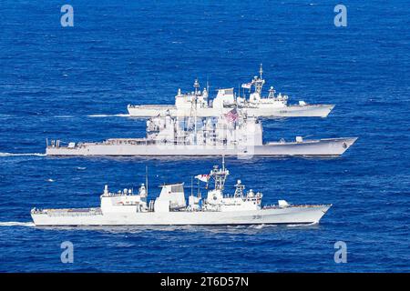 USS Chancellorsville (CG-62) und die Fregatten der Royal Canadian Navy HMCS Vancouver (FFH 331) und HMCS Winnipeg (FFH 338) auf dem Weg in die Philippinische See, 30. Oktober 2022 (221030) Stockfoto