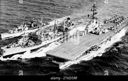 Die USS Chemung (AO-30) betankt 1958 die Philippine Sea (CVS-47) und einen Zerstörer Stockfoto