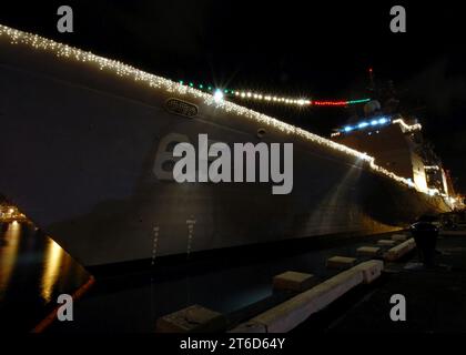 USS Chosin (CG 65) mit Weihnachtsbeleuchtung Stockfoto