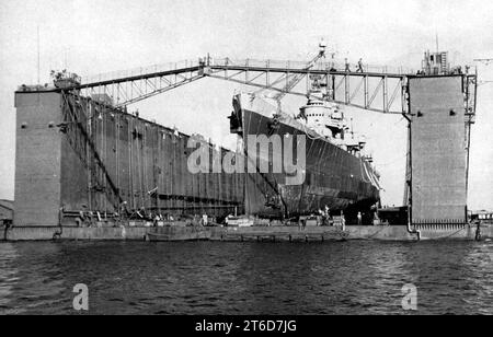 USS Columbia (CL-56) angedockt in USS Artisan (ABSD-1) 1944 Stockfoto