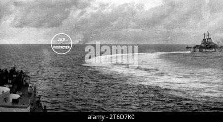 USS Columbia (CL-56) und Denver (CL-58) in der Surigao-Straße 1944 Stockfoto