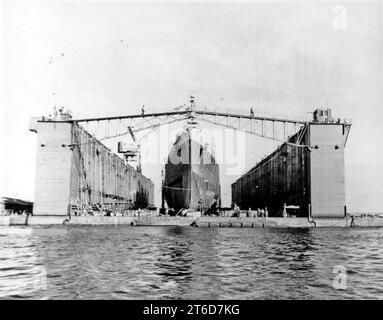 Die USS Columbia (CL-56) dockte im Januar 1944 in ABSD-1 in Espiritu Santo an Stockfoto