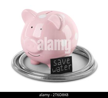 Wasserknappheitskonzept. Karte mit Spruch Wasser sparen, Schweinebank und Duschschlauch isoliert auf weiß Stockfoto