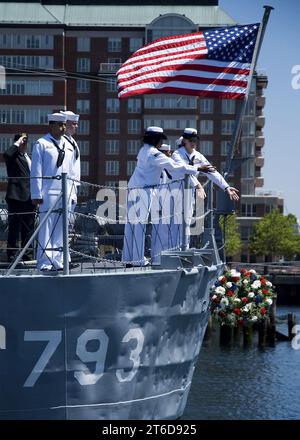 Die Besatzungsmitglieder der USS Constitution legen einen Kranz 090604 Stockfoto