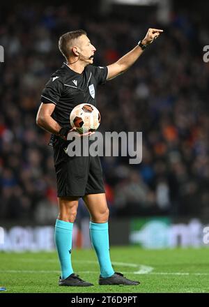 Glasgow, Großbritannien. November 2023. Schiedsrichter Davide Massa während des Spiels der UEFA Europa League im Ibrox Stadium, Glasgow. Der Bildnachweis sollte lauten: Neil Hanna/Sportimage Credit: Sportimage Ltd/Alamy Live News Stockfoto