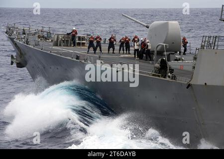 Die USS Curtis Wilbur führt mit der USS Bonhomme eine Auffüllung auf See durch. (29407512430) Stockfoto