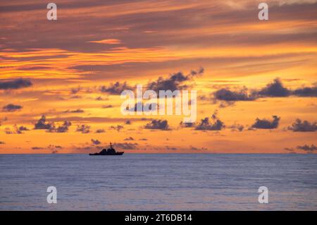 Die USS Curtis Wilbur patrouilliert in der Philippinischen See zur Unterstützung des Valiant Shield 2016. (29166895073) Stockfoto