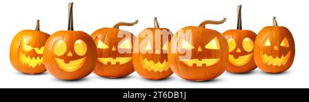 Viele Kürbisse mit geschnitzten gruseligen Gesichtern isoliert auf weiß, Sammlung. Jack-o-Laterne für Halloween Stockfoto