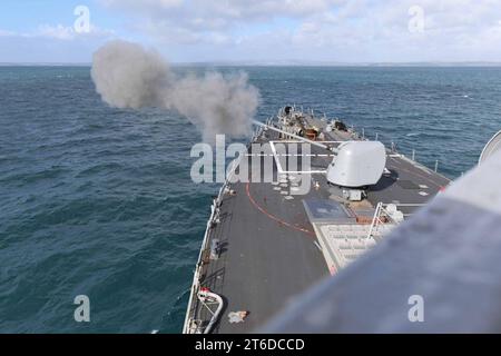 USS Donald Cook feuert eine Mark 45 5-Zoll-Kanone während des Fahnenoffizier-Trainings 2017 ab. (33304927495) Stockfoto