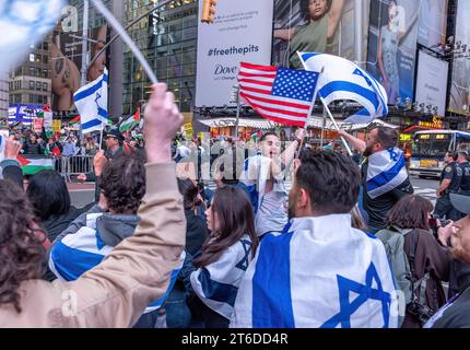 NEW YORK, New YORK – 13. Oktober 2023: Pro-israelische Demonstranten versammeln sich bei Protesten in Manhattan in der Nähe pro-palästinensischer Demonstranten. Stockfoto