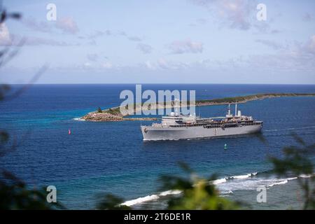 USS Emory S. Land (AS-39) verlässt APRA Harbor, Guam (USA), am 25. Januar 2023 (230125) Stockfoto