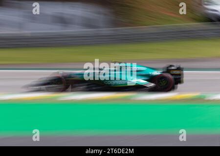 FERNANDO ALONSO von ASTON MARTIN ARAMCO ERKANNTE, dass DAS F1-TEAM während des Rennens im Rahmen des F1 Sao Paulo Grand Prix 2023 in Autodromo Jos auf der Strecke fuhr Stockfoto