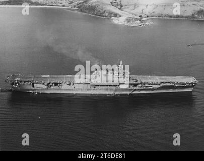 USS Enterprise (CV-6) in Noumea, Neukaledonien, am 10. November 1942, während die Big E nach der Schlacht von Santa Cruz repariert wurde Stockfoto