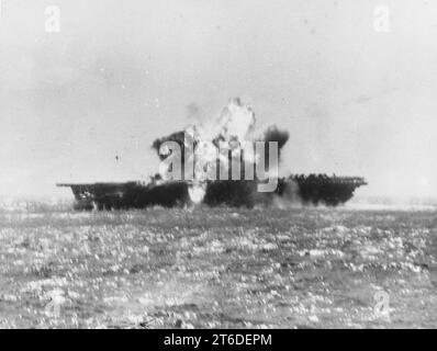 USS Essex (CV-9) wird von einem Kamikaze aus den Philippinen am 25. November 1944 getroffen. Stockfoto