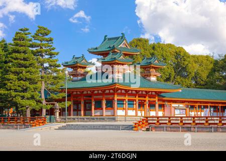 Kyoto, Japan - 2. April 2023: Heian-Schrein, erbaut anlässlich des 1100. Jahrestages der Gründung der Hauptstadt in Kyoto, gewidmet den Geistern von Kyoto Stockfoto