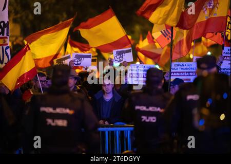 Während eines Protestes vor dem PSOE-Hauptquartier der sozialistischen Partei in der Ferraz-Straße werden Demonstranten mit Plakaten und spanischen Fahnen geschwenkt, die am siebten Tag der Proteste nach der jüngsten Vereinbarung zwischen PSOE und Junts, die heute in Brüssel stattfand, stattfanden. Tausende haben sich von rechtsextremen Gruppen versammelt, um ihre Ablehnung gegen eine Amnestie für katalanische Separatistenführer zu zeigen, die in der Vereinbarung enthalten ist und die Aufnahme des sozialistischen Kandidaten Pedro Sanchez garantiert. Stockfoto