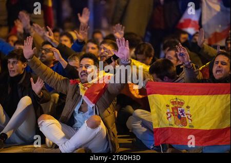 Madrid, Spanien. November 2023. Demonstranten blockieren die Straße während eines Protestes vor dem PSOE-Hauptquartier der sozialistischen Partei in der Ferraz-Straße am siebten Tag der Proteste nach der jüngsten Vereinbarung zwischen PSOE und Junts, die heute in Brüssel stattfand. Tausende haben sich von rechtsextremen Gruppen versammelt, um ihre Ablehnung gegen eine Amnestie für katalanische Separatistenführer zu zeigen, die in der Vereinbarung enthalten ist und die Aufnahme des sozialistischen Kandidaten Pedro Sanchez garantiert. Quelle: Marcos del Mazo/Alamy Live News Stockfoto