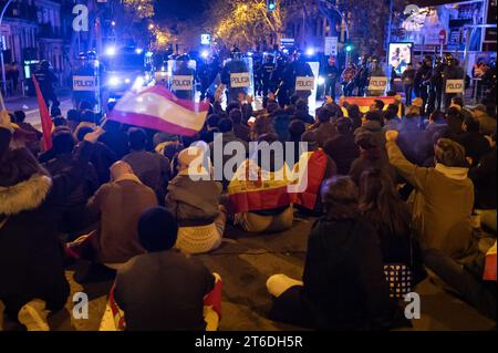 Madrid, Spanien. November 2023. Demonstranten blockieren die Straße während eines Protestes vor dem PSOE-Hauptquartier der sozialistischen Partei in der Ferraz-Straße am siebten Tag der Proteste nach der jüngsten Vereinbarung zwischen PSOE und Junts, die heute in Brüssel stattfand. Tausende haben sich von rechtsextremen Gruppen versammelt, um ihre Ablehnung gegen eine Amnestie für katalanische Separatistenführer zu zeigen, die in der Vereinbarung enthalten ist und die Aufnahme des sozialistischen Kandidaten Pedro Sanchez garantiert. Quelle: Marcos del Mazo/Alamy Live News Stockfoto