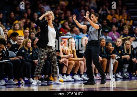 Charlotte, NC, USA. November 2023. Iowa Hawkeyes-Cheftrainer Lisa Bluder reagiert auf den Foul-Anruf während des zweiten Quartals des Ally Tipoff 2023 Matchups gegen die Virginia Tech Hokies im Spectrum Center in Charlotte, NC. (Scott Kinser/CSM) (Bild: © Scott Kinser/Cal Sport Media). Quelle: csm/Alamy Live News Stockfoto