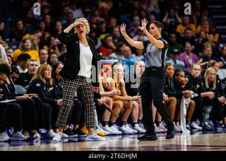 Charlotte, NC, USA. November 2023. Iowa Hawkeyes-Cheftrainer Lisa Bluder reagiert auf den Foul-Anruf während des zweiten Quartals des Ally Tipoff 2023 Matchups gegen die Virginia Tech Hokies im Spectrum Center in Charlotte, NC. (Scott Kinser/CSM). Quelle: csm/Alamy Live News Stockfoto