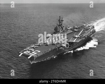 USS Forrestal (CVA-59) im Jahr 1957 auf See unterwegs Stockfoto