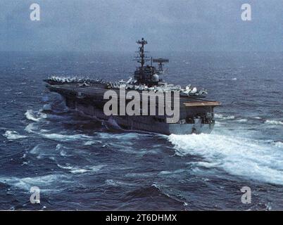 USS Forrestal (CVA-59) im Gange im Jahr 1974 Stockfoto