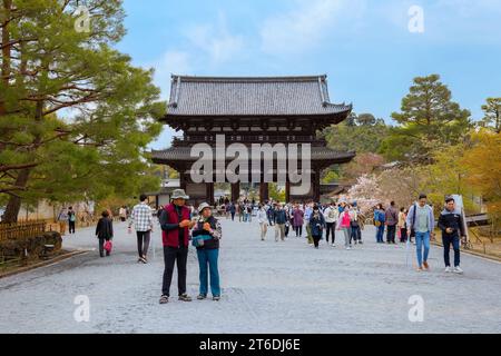 Kyoto, Japan - 6. April 2023: Ninnaji ist einer von Kyoto's großen Tempeln, die zum Weltkulturerbe gehören und berühmt für Omuro-Kirschen, spätblühende Kirschen tr Stockfoto