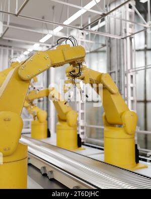 Gelbe Roboterarme in einer Produktionslinie über einem Förderband in einer modernen Fabrik. Automatisierte Fertigung. 3D-Rendering, 3D-Abbildung Stockfoto