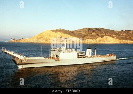 USS Frederick (LST-1184) im Gange im Jahr 1984 Stockfoto