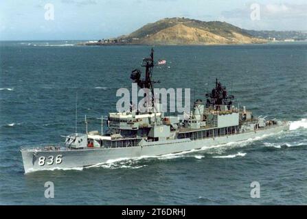 USS George K. MacKenzie (DD-836) in der Nähe von Point Loma, ca. Anfang der 1970er Jahre Stockfoto