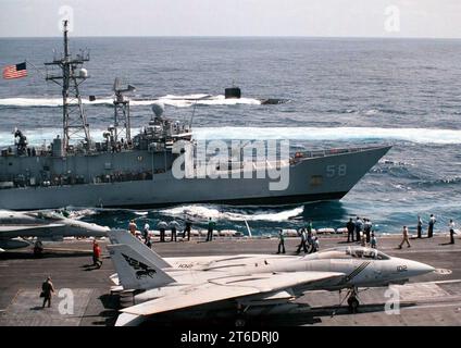 USS George Washington (CVN-73), USS Samuel B. Roberts (FFG-58), USS Baltimore (SSN-704) Stockfoto