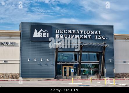 Houston, Texas, USA 07-04-2023: Exterieur der Business-Storefront in Houston, Texas. REI Outdoor Co-op wurde 1938 gegründet. Stockfoto