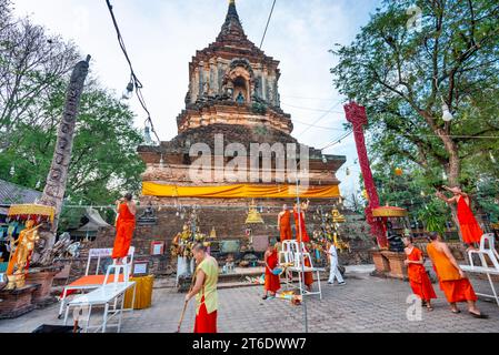 Chiang Mai, Thailand-17. März 2023: Hinter dem Wat Lok Moli, einem buddhistischen Tempel aus Lanna, während die Dämmerung sich nähert, bereiten sich die Mönche auf das Leben vor Stockfoto