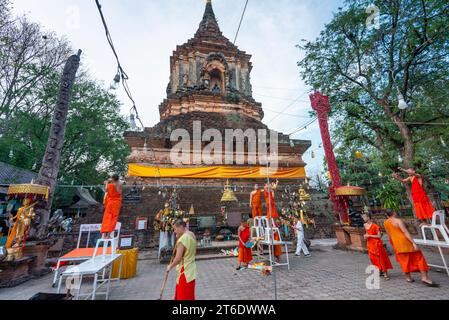 Chiang Mai, Thailand-17. März 2023: Hinter dem Wat Lok Moli, einem buddhistischen Tempel aus Lanna, während die Dämmerung sich nähert, bereiten sich die Mönche auf das Leben vor Stockfoto