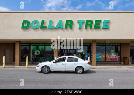 Ein alter weißer 2005er Chevrolet Cobalt Compact parkte vor dem Dollar Tree Store im Northwood Plaza Einkaufszentrum in Fort Wayne, Indiana, USA. Stockfoto
